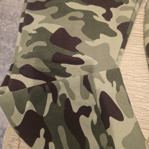Camouflage Print Sweatpants 14/16 - Picture 2 of 7